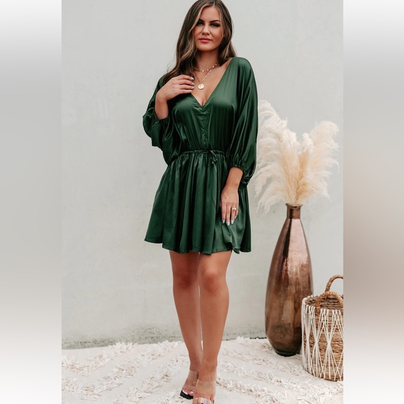TALULAH Dresses & Skirts - SHOP TALULAH 💚 Emerald Green Home for the Holidays Satin Dress NWOT